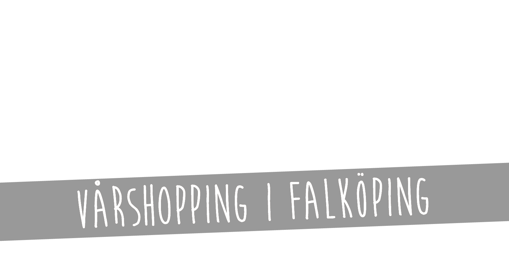 Två kvinnor som står och kikar på skor i en butik